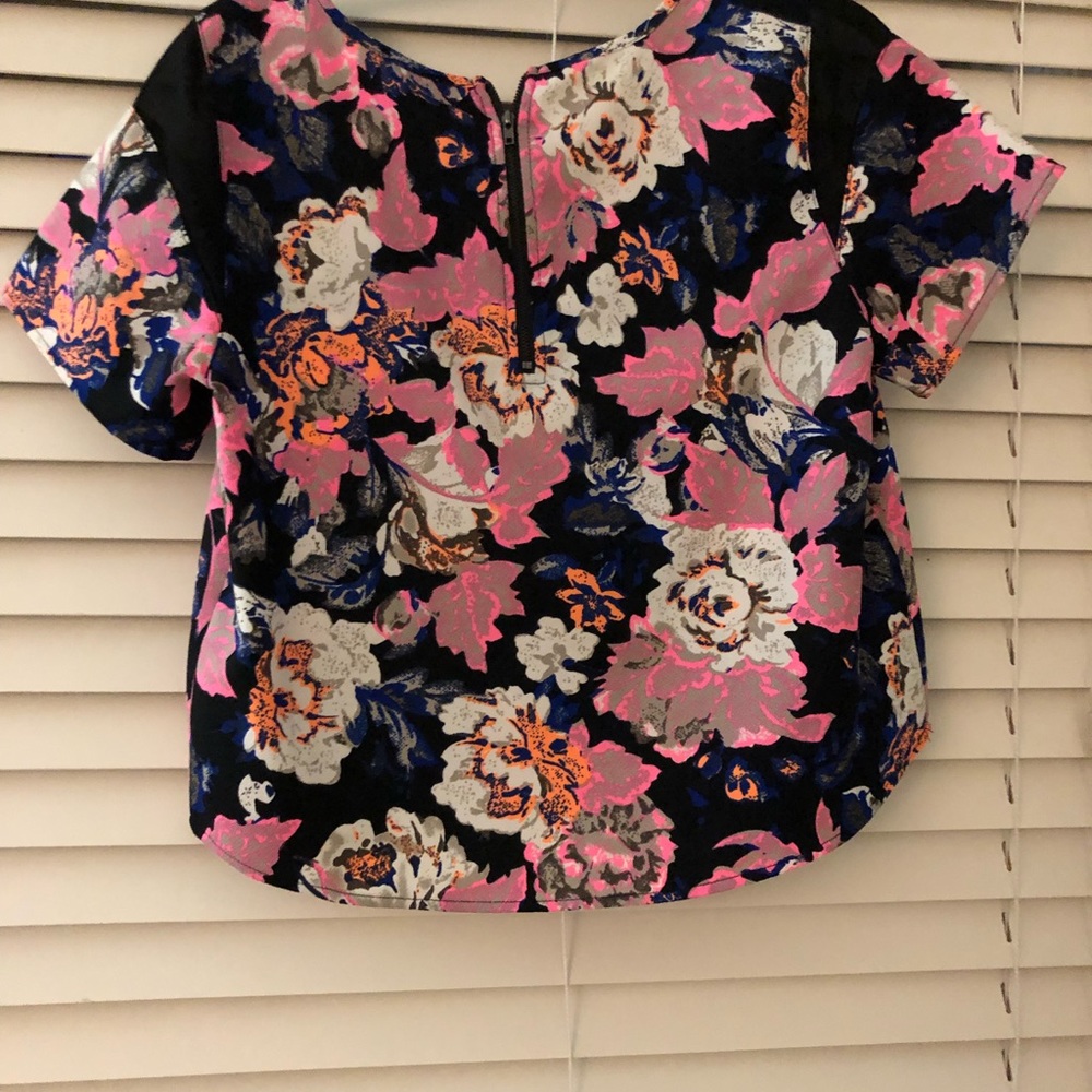 Beautiful blouse - Picture 2 of 2